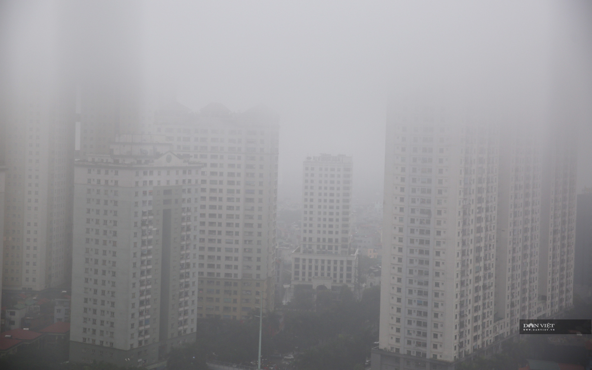 Hà Nội tắc đường cả tiếng, sương mù bao trùm toàn thành phố