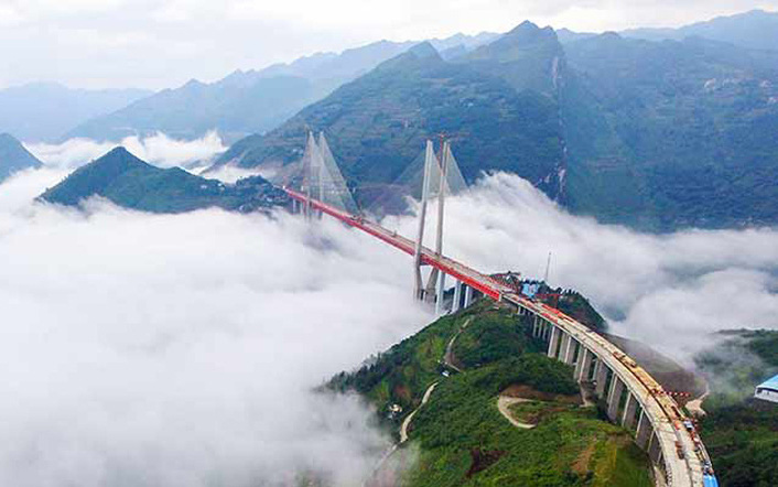 Cây cầu cao 565 mét bồng bềnh trong biển mây trắng xóa