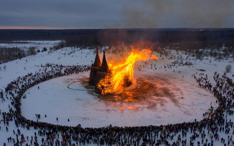 Hình ảnh hàng nghìn người chứng kiến cảnh đốt lâu đài cỏ để tiễn mùa đông
