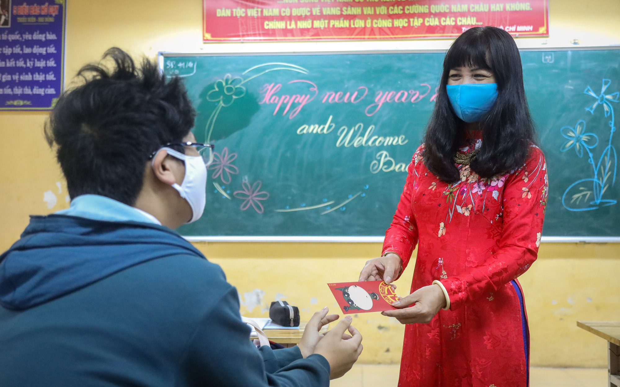 Đi học trở lại sau 30 ngày nghỉ Tết, học sinh Hà Nội được nhận lì xì