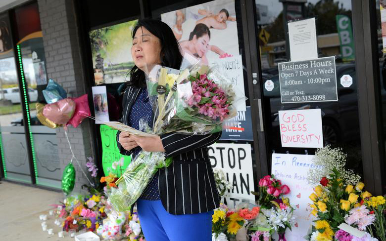 Tràn ngập hoa và nến tiếc thương nạn nhân vụ xả súng 8 người phụ nữ gốc Á chết tại Atlanta