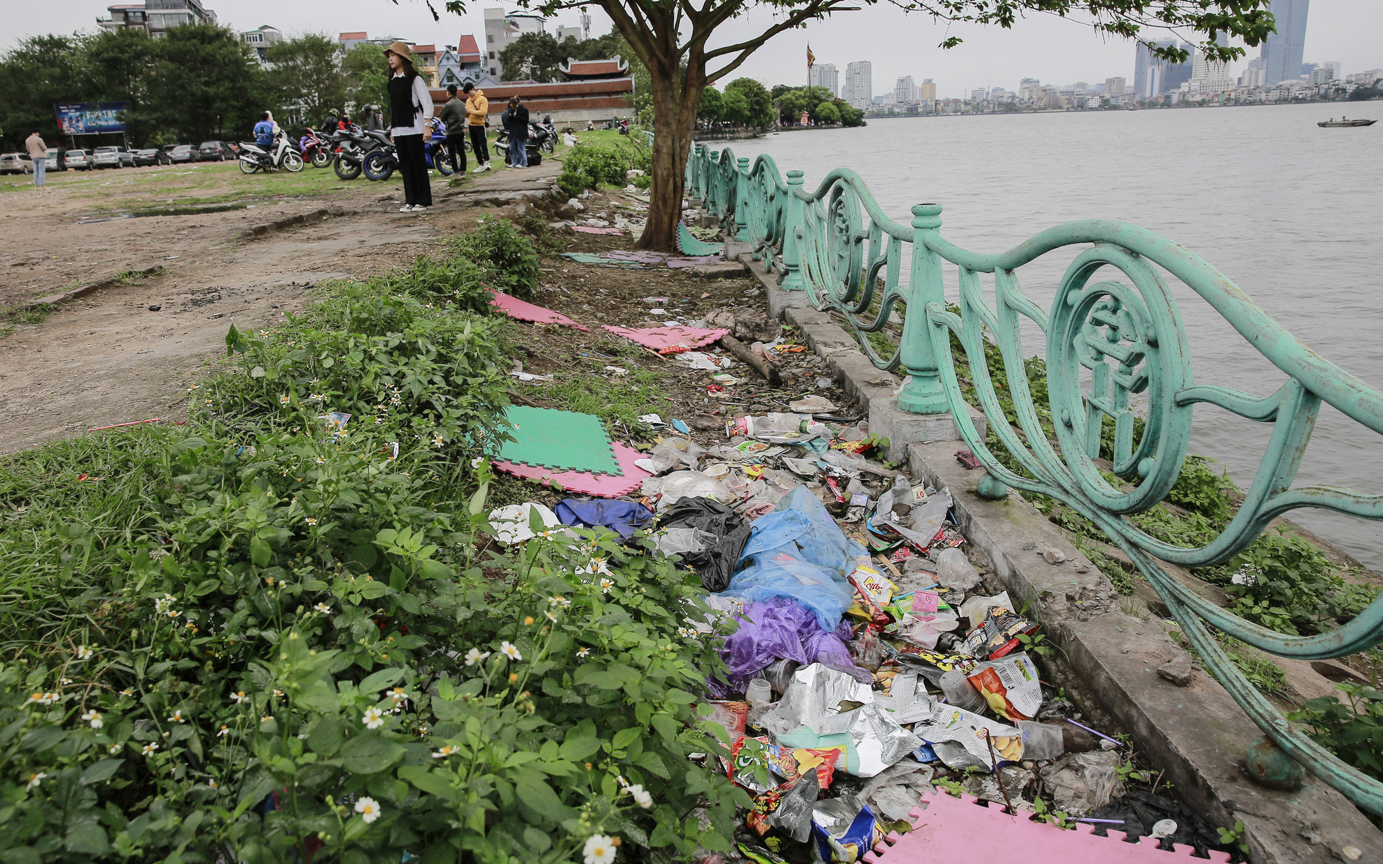 Hà Nội: Địa điểm vui chơi, check-in của giới trẻ gần phủ Tây Hồ tràn lan rác thải trong thời gian dài