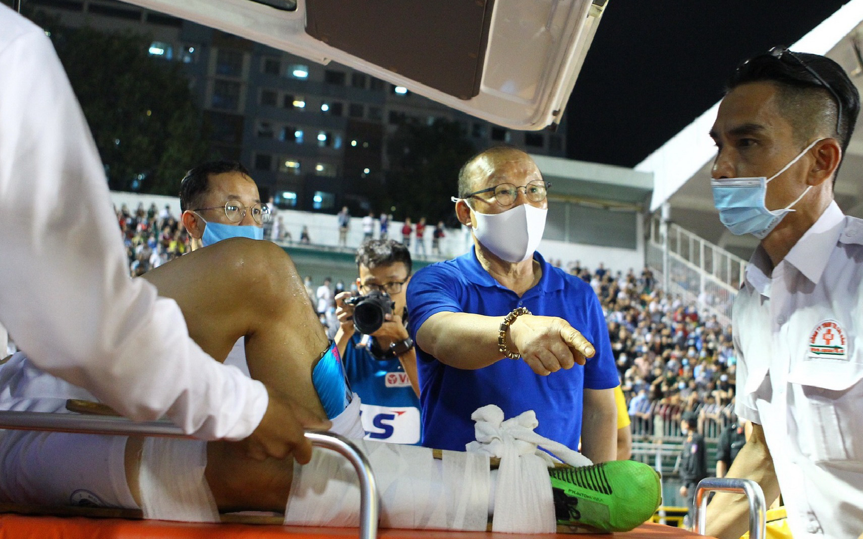 HLV Park rời hàng ghế VIP sau pha vào bóng ghê rợn khiến Hùng Dũng có nguy cơ gãy chân