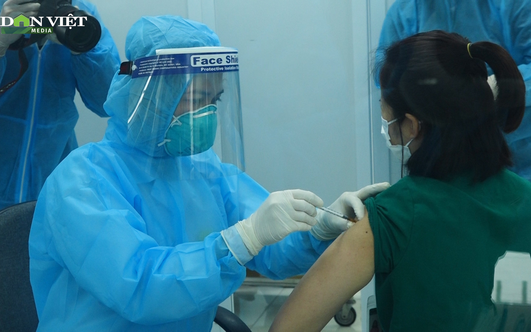 Video: Tấp nập bên trong điểm tiêm vắc-xin Covid-19 đầu tiên ở Hà Nội