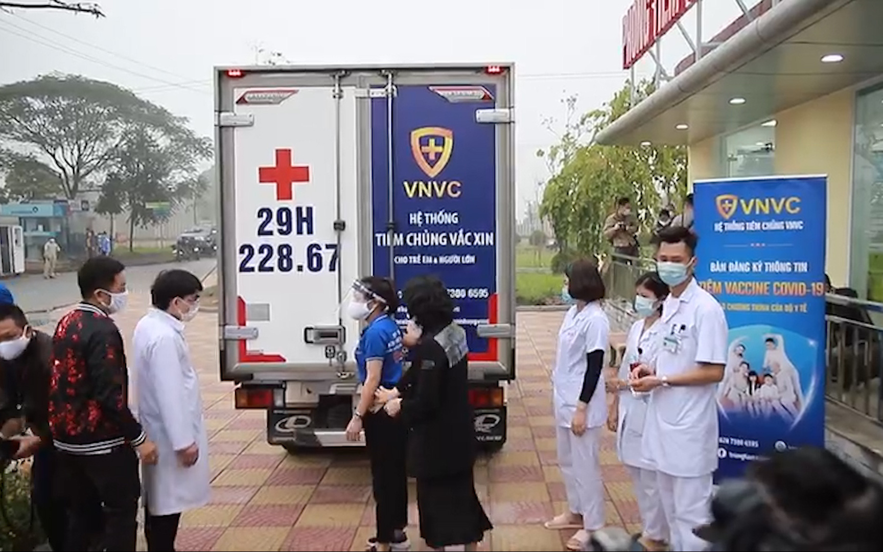 [TRỰC TIẾP] Bệnh viện Nhiệt đới Đông Anh tiêm vắc xin cho 100 người