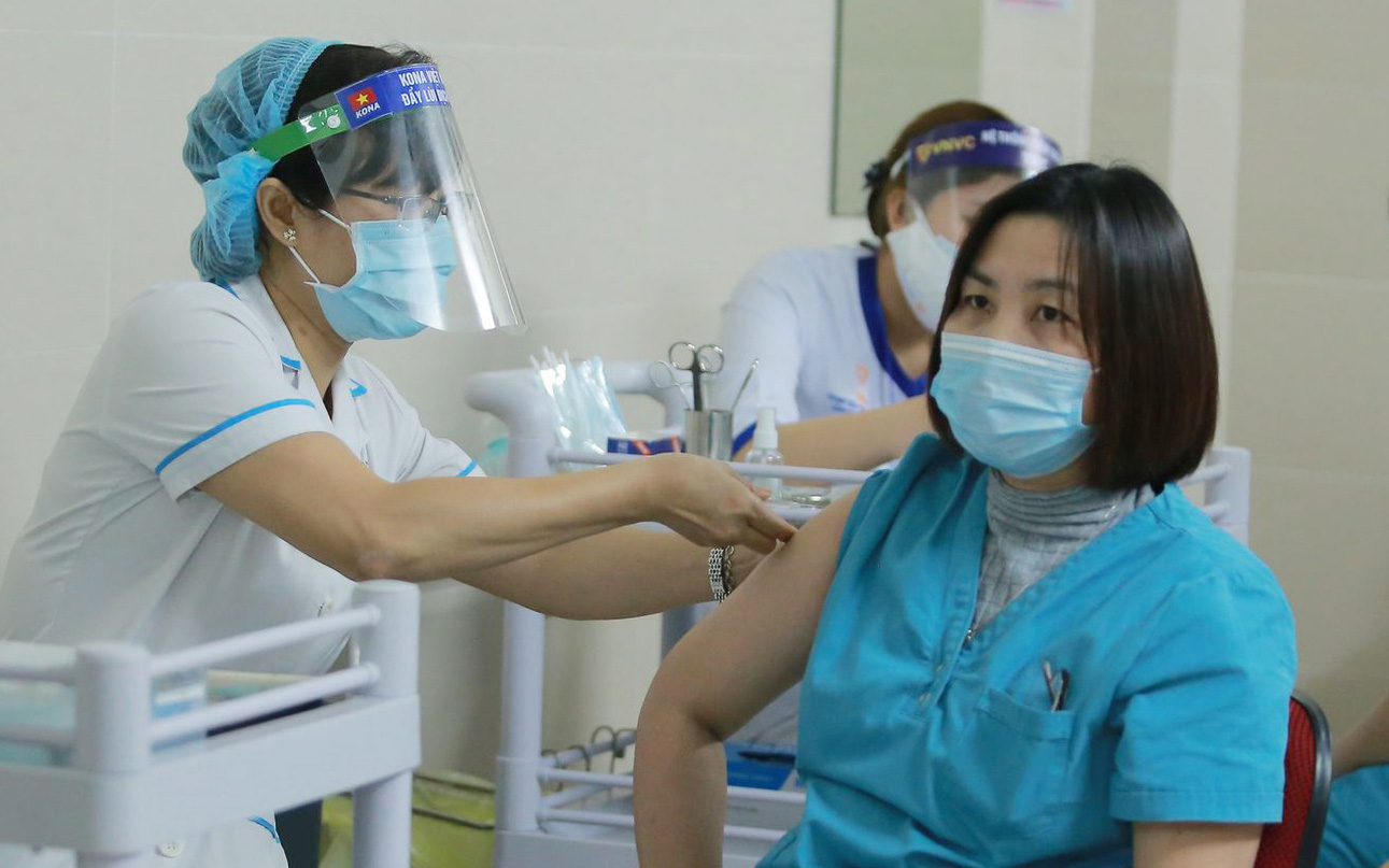Hà Nội: Triển khai tiêm vắc xin Covid-19 cho hàng chục cán bộ, nhân viên y tế tuyến đầu
