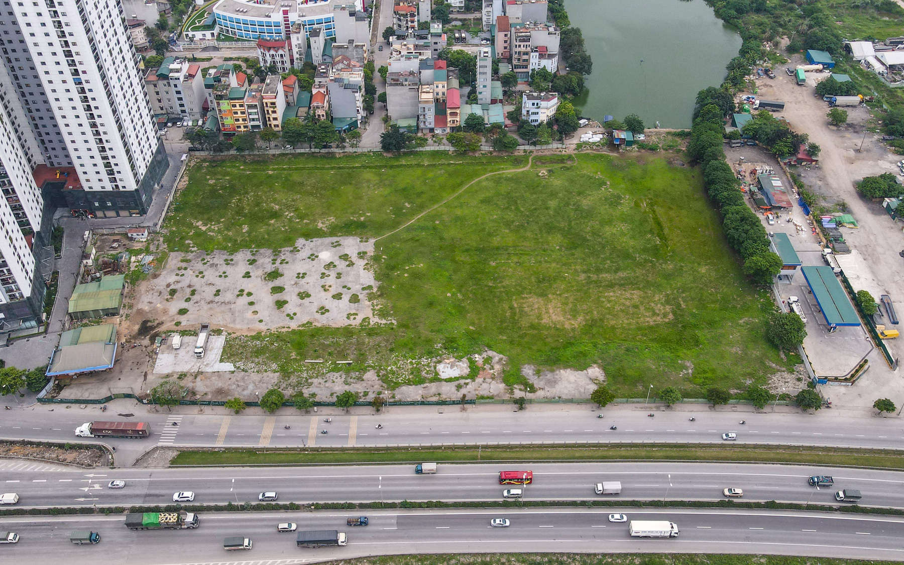 Hà Nội: Bến xe trăm tỷ bị bỏ hoang thành bãi đất trống sau 5 năm khởi công