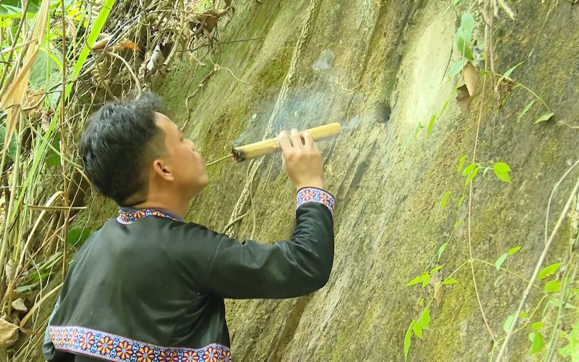 Người dân tộc Mông: Tạo ra mật ngọt từ những hốc đá trên núi cao