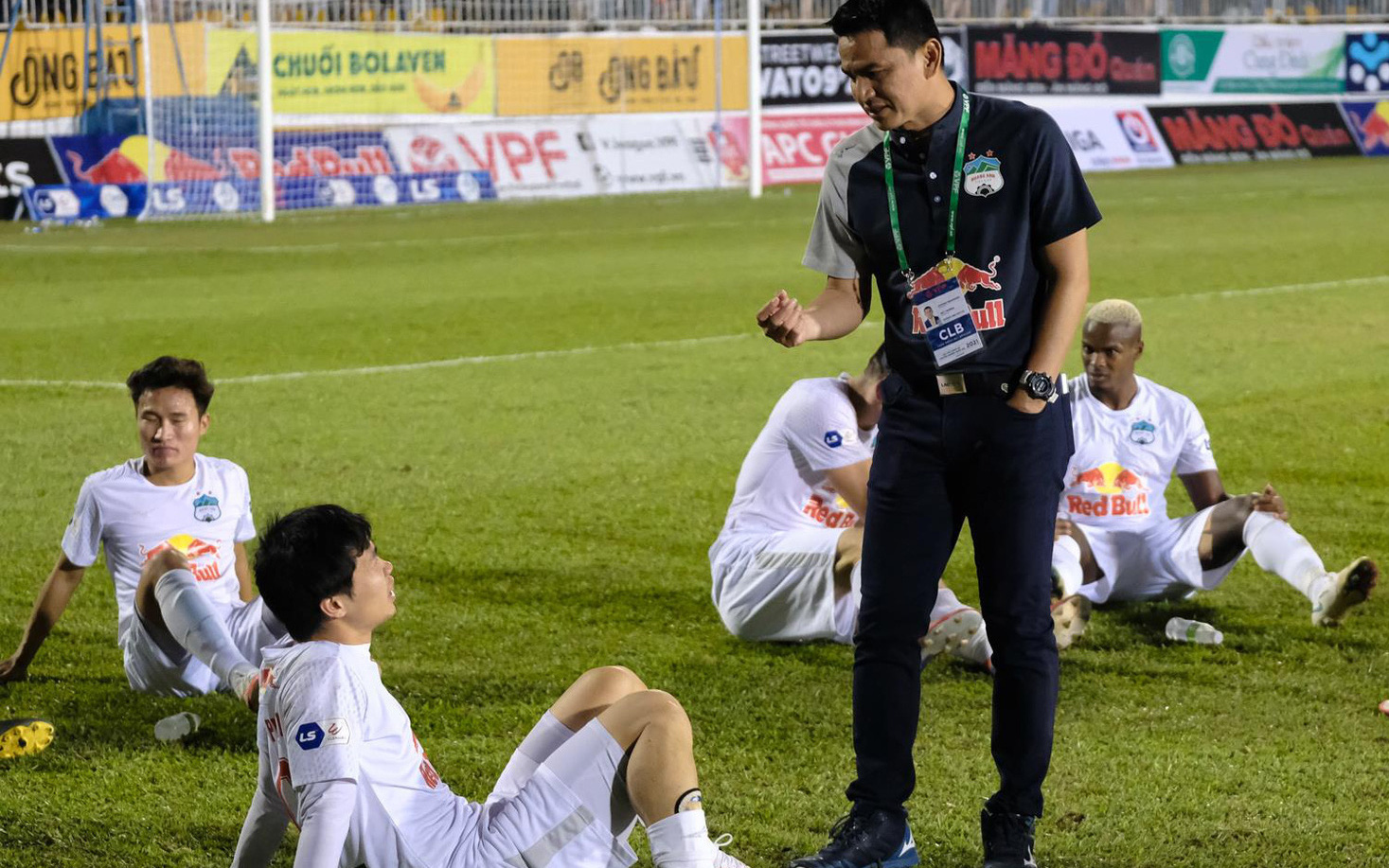 CLIP: HLV Kiatisuk xoa đầu Công Phượng sau khi giành chiến thắng trước CLB Hà Nội