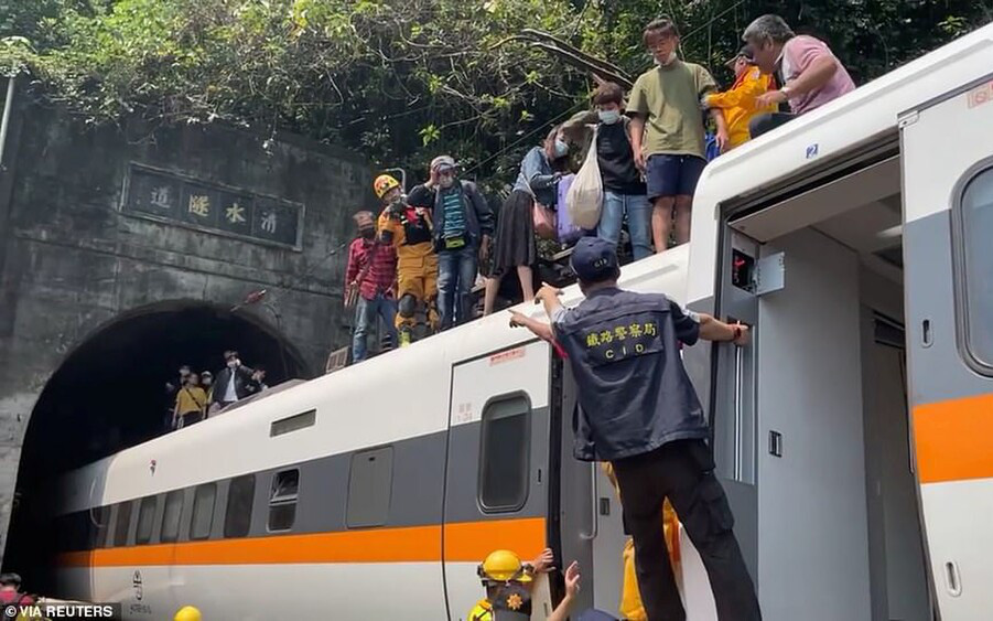 Video: Hành khách trên con tàu trật đường ray ở Đài Loan leo lên nóc tàu để thoát thân