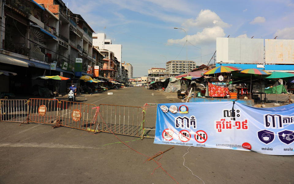 Hàng loạt khu chợ ở Phnom Penh vắng như chùa Bà Đanh vì lệnh phong tỏa