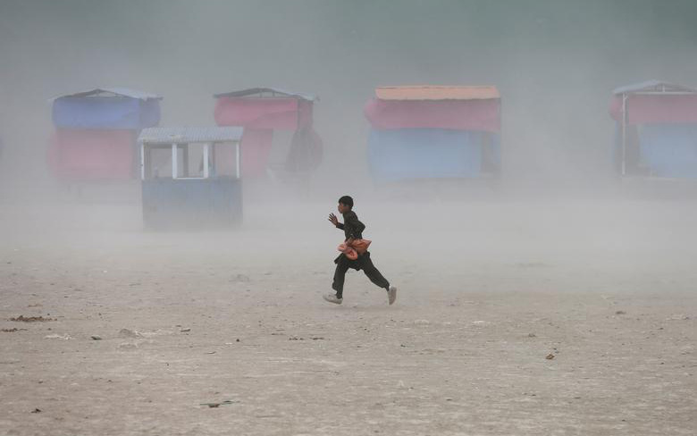 Ảnh thế giới 7 ngày qua: Từ Covid-19 tại Ấn Độ tới cháy rừng ở Nam Phi, bão cát tại Afghanistan