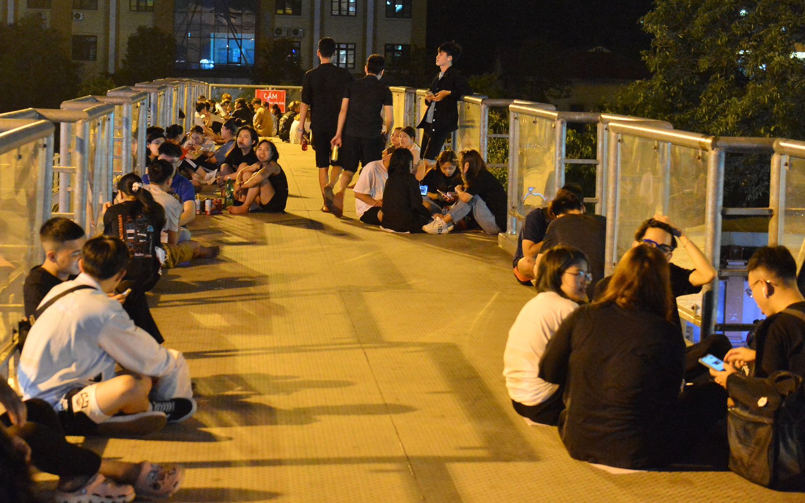 Giới trẻ Hà Nội vô tư tụ tập uống bia, hẹn hò trên cầu vượt bộ hành