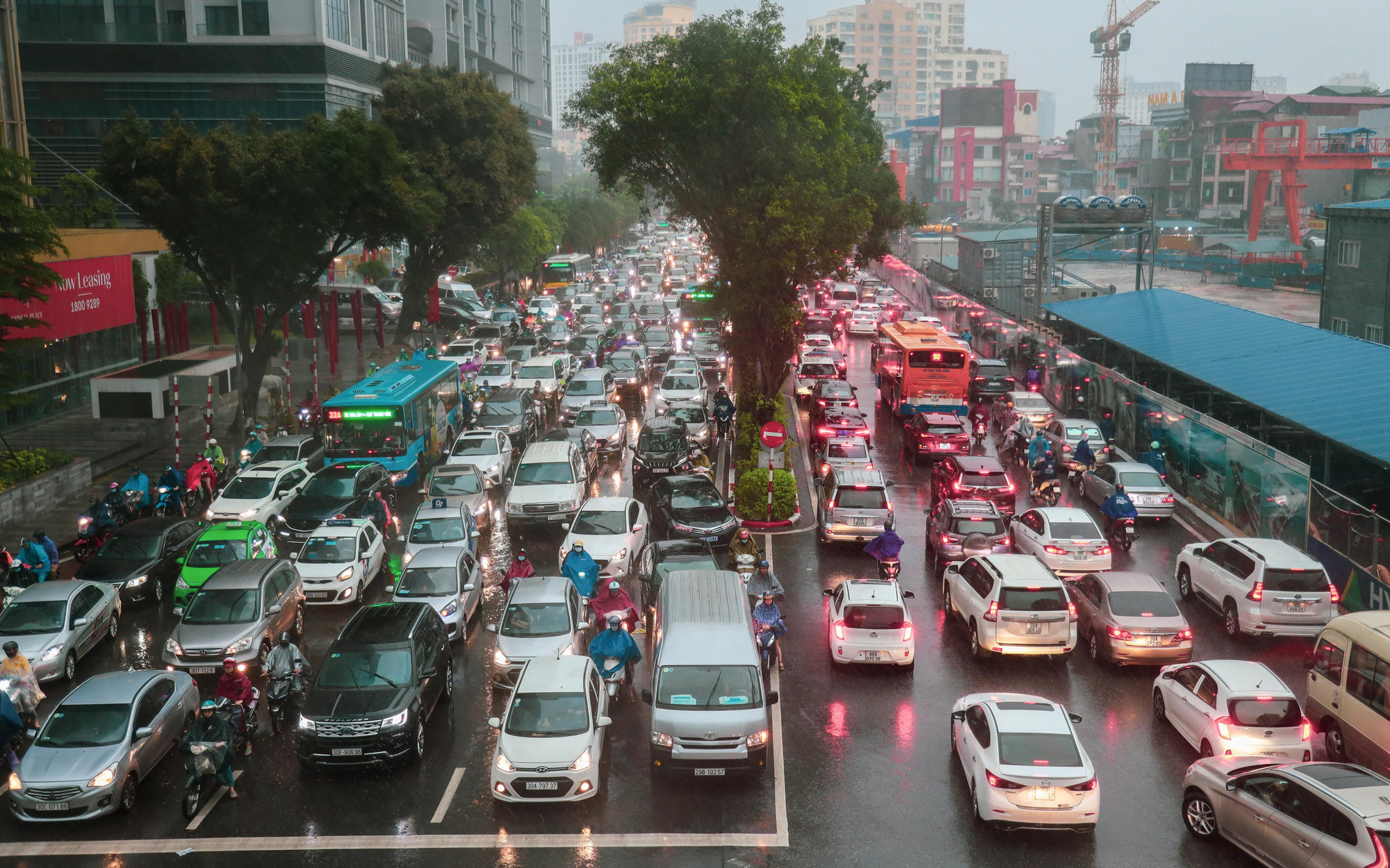 Sáng đầu tuần mưa to, hàng loạt tuyến đường ở Hà Nội tắc nghẽn giờ cao điểm