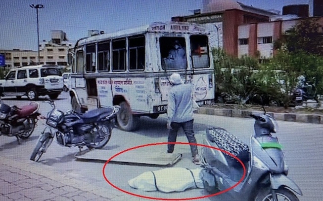 Video: Thi thể bệnh nhân Covid-19 văng ra khỏi xe cứu thương ở Ấn Độ