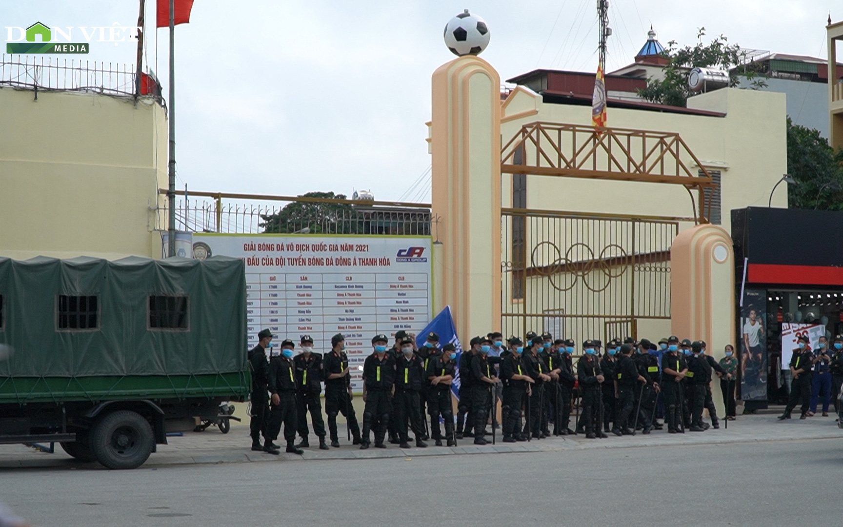 An ninh thắt chặt tại SVĐ Thanh Hoá, CĐV “quên” khẩu trang tụ tập theo dõi trận đấu
