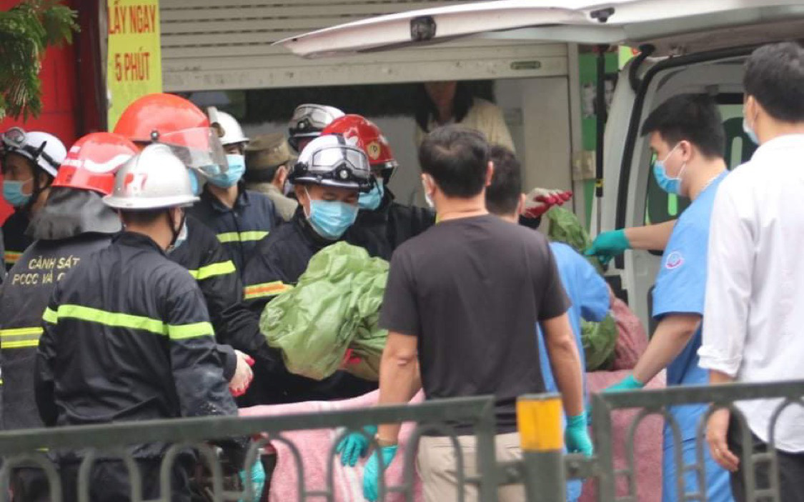 Video: 4 người tử vong đã được đưa ra ngoài cửa hàng bị cháy trên phố Tôn Đức Thắng
