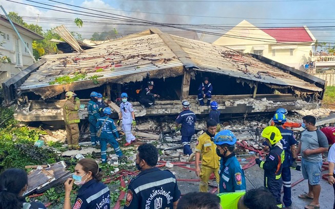 Clip: Kinh hoàng cảnh căn nhà đổ sập sau vụ hỏa hoạn khiến 5 người thiệt mạng