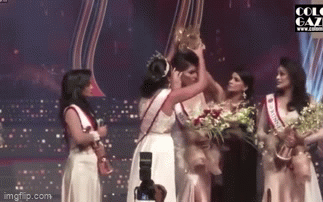 Clip: Vừa đăng quang, hoa hậu Sri Lanka đã bị giật vương miện ngay trên sân khấu