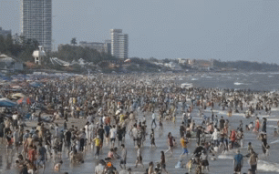 Bãi biển Vũng Tàu: Du khách không đeo khẩu trang, chen chúc nhau tắm biển