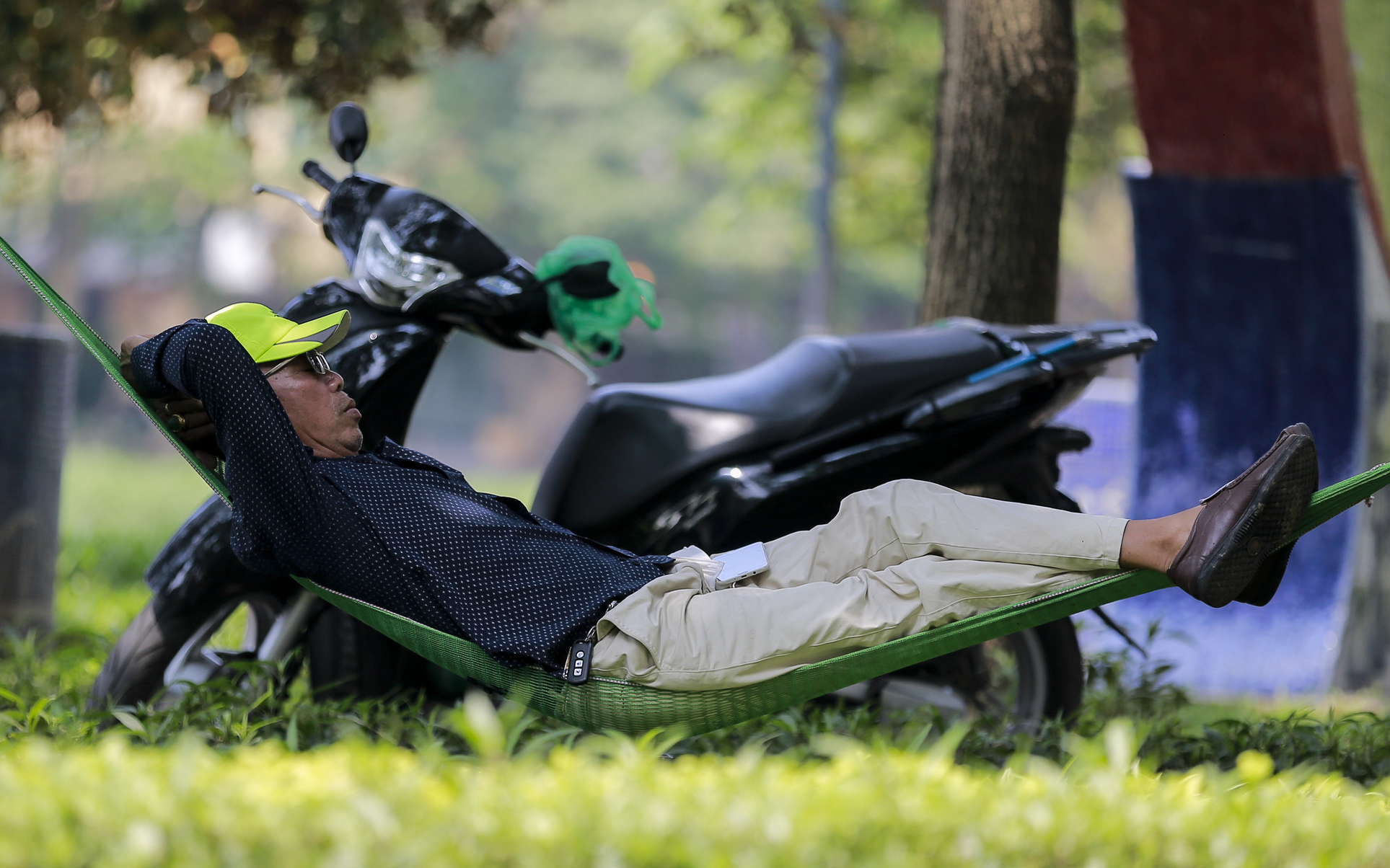 Hà Nội: Người dân mắc võng ngủ trong công viên ngày nắng nóng gần 40 độ C