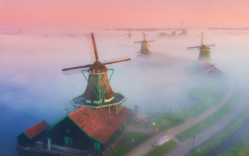 Tuyệt đẹp làng cối xay gió chìm trong sương mù huyền ảo