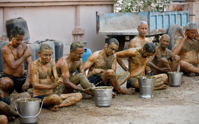 Hình ảnh một số người dân Ấn Độ dùng phân, nước tiểu bò để chữa Covid-19