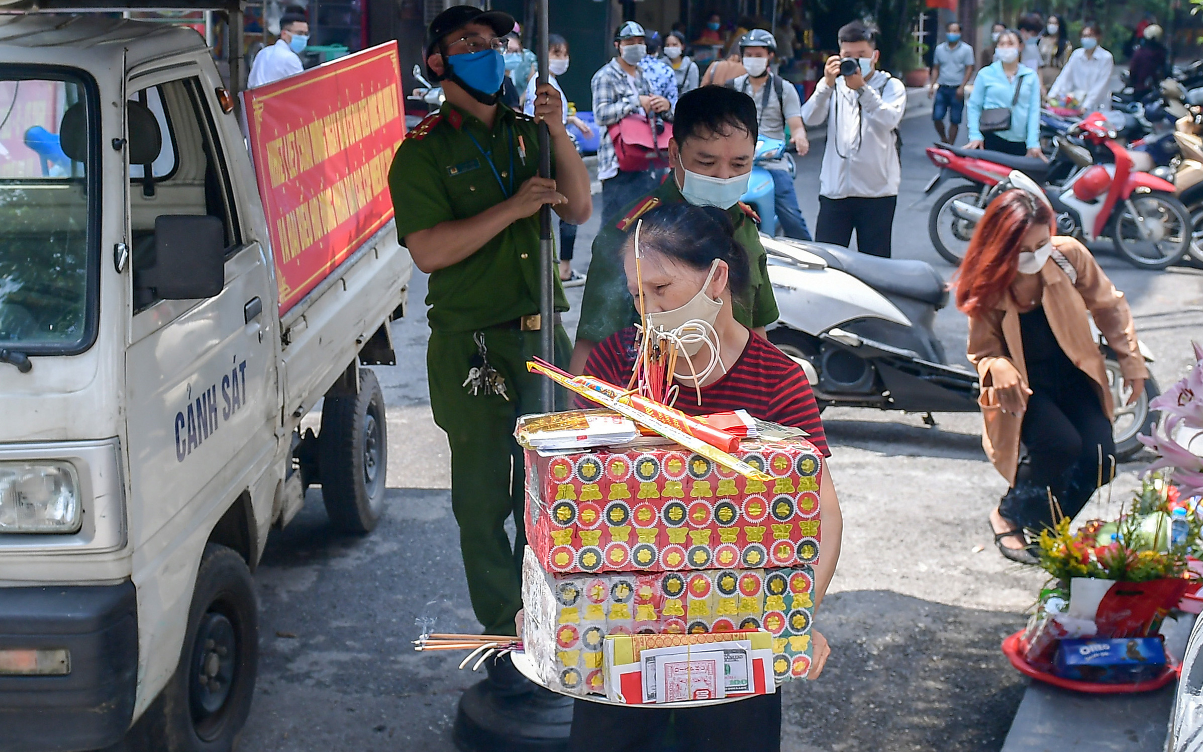 Hà Nội: Người dân đến phủ Tây Hồ vái vọng ngày đầu tháng bất chấp bị công an giải tán