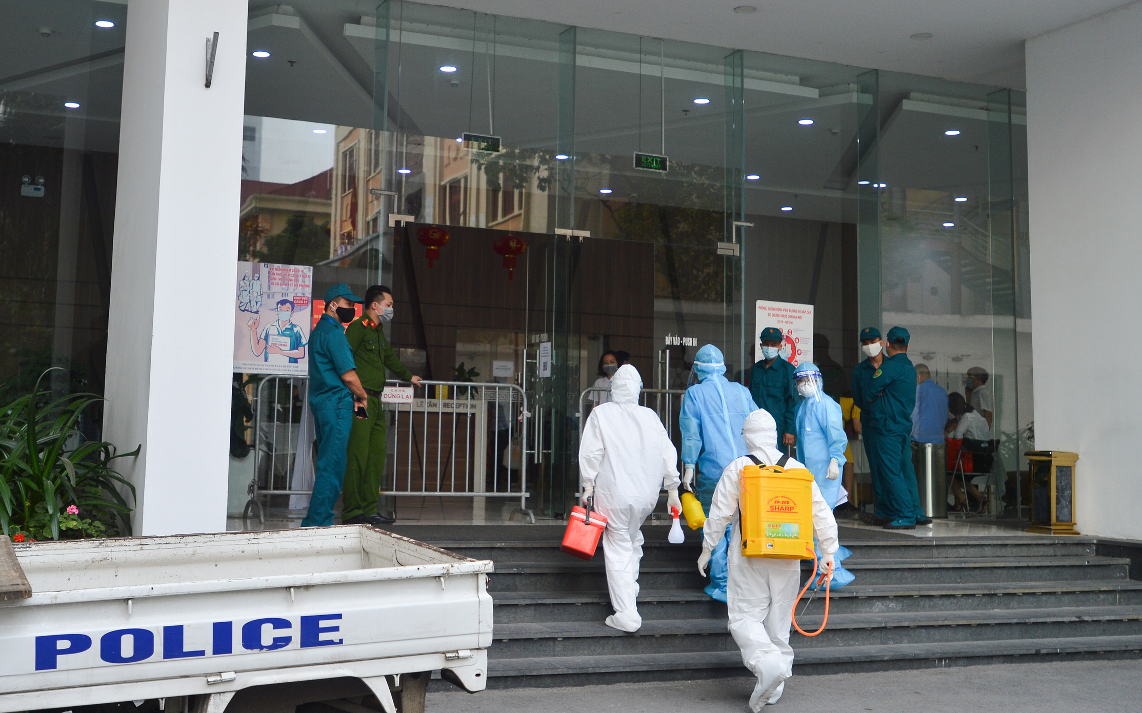 Khẩn cấp cách ly y tế tòa nhà Center Point, 27 Lê Văn Lương nơi có ca dương tính tại Hà Nội