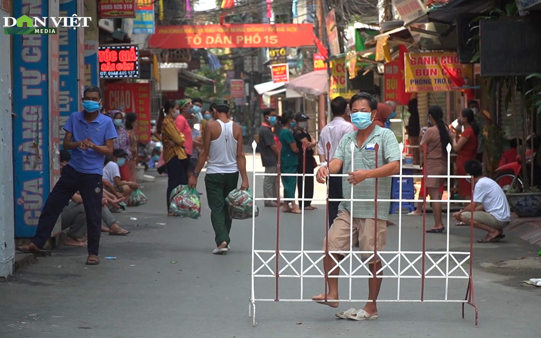 Phong tỏa thêm 3 khu dân cư đối diện bệnh viện K Tân Triều
