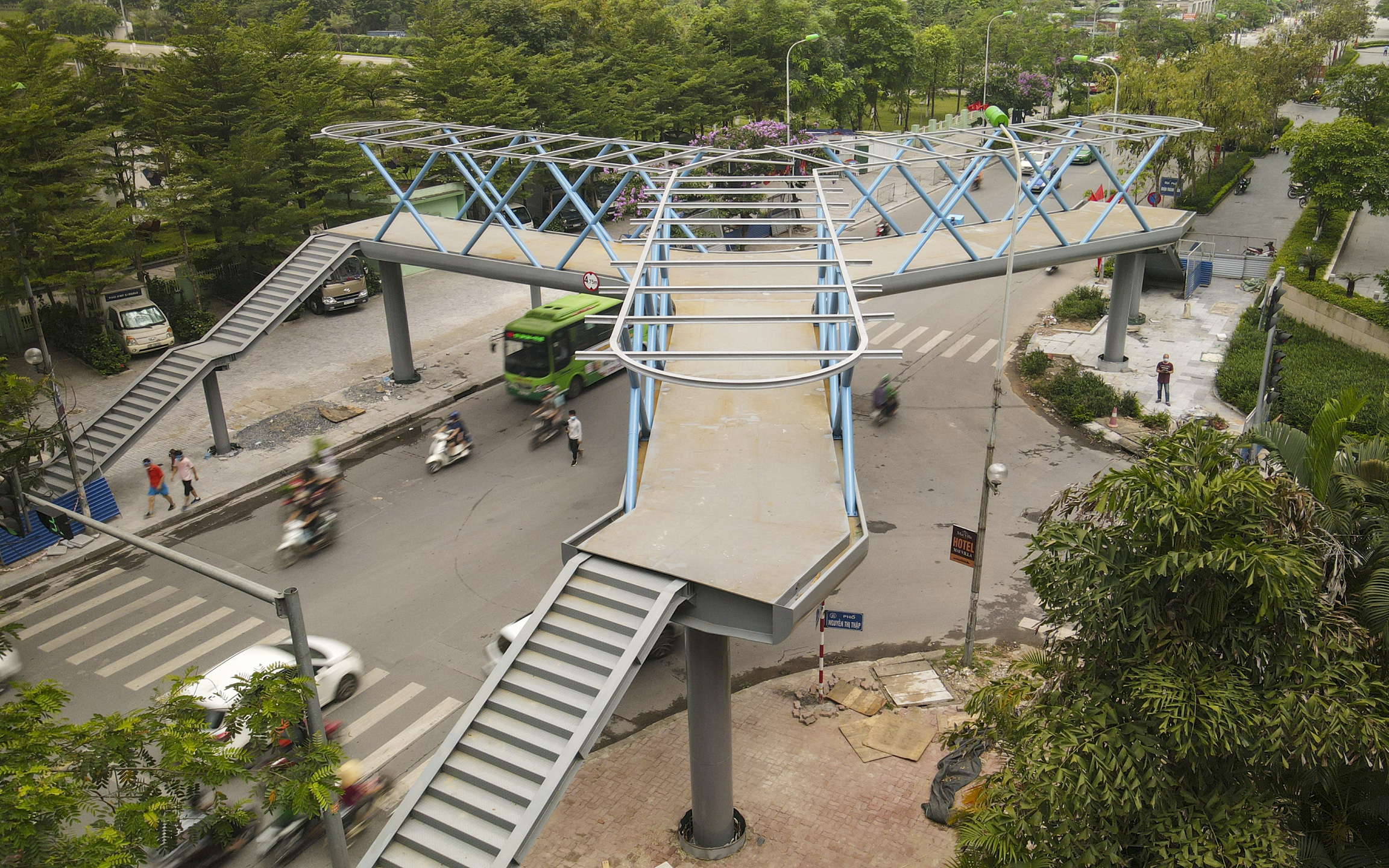 Video: Diện mạo cầu vượt bộ hành chữ Y đầu tiên ở Hà Nội được gấp rút thi công trong đêm