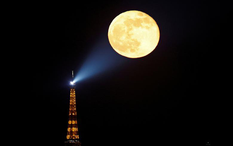 Ảnh thế giới 7 ngày qua: Siêu trăng hồng xuất hiện ấn tượng trên đất Pháp