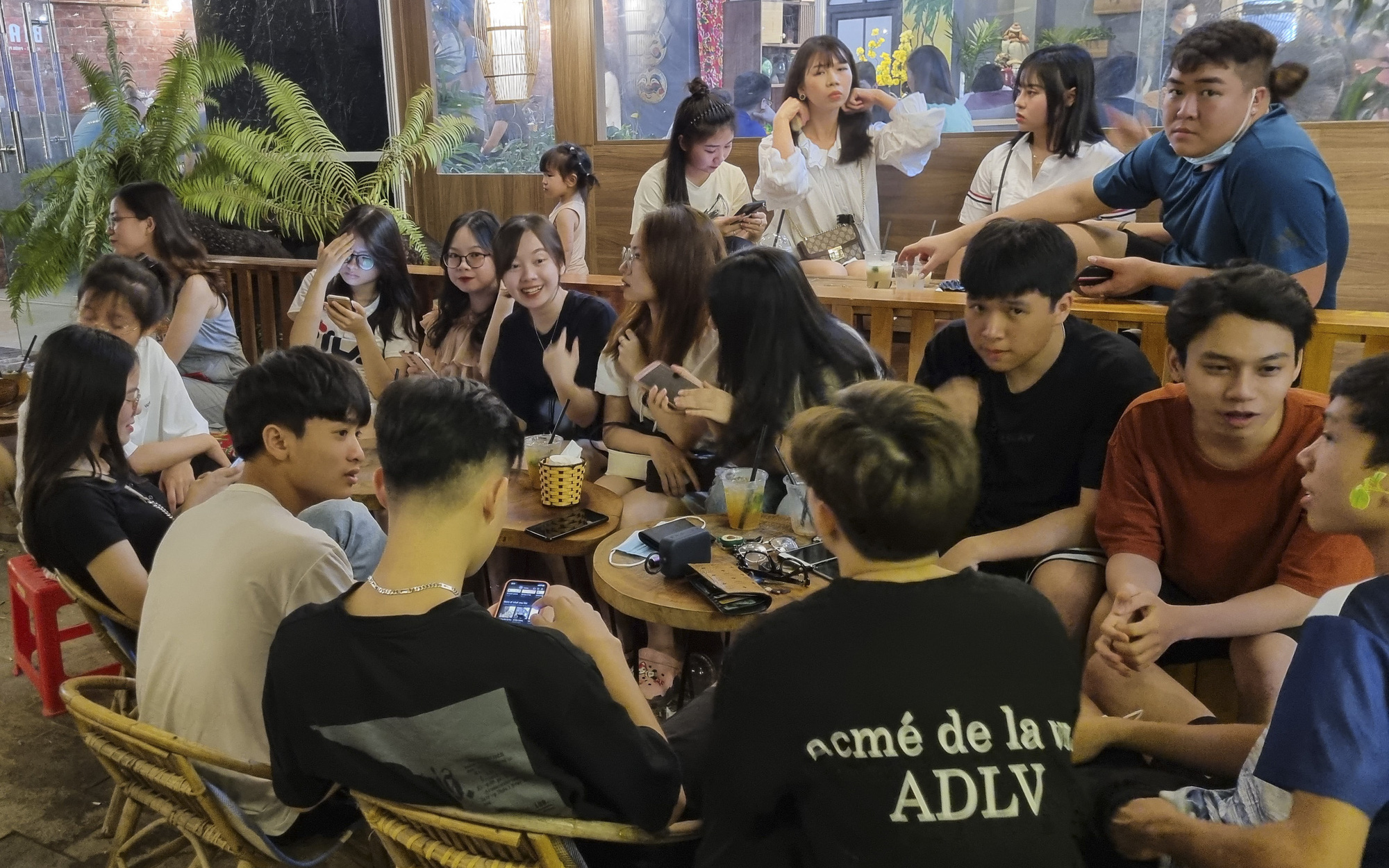 Tuyên Quang: Nhà hàng, quán cà phê đông nghịt người dù mới phát hiện 4 F1 của các ca nhiễm Covid-19