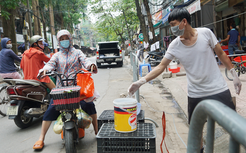 Hà Nội: Đi chợ ở nơi khách hàng bỏ tiền vào xô và lấy đồ từ chậu