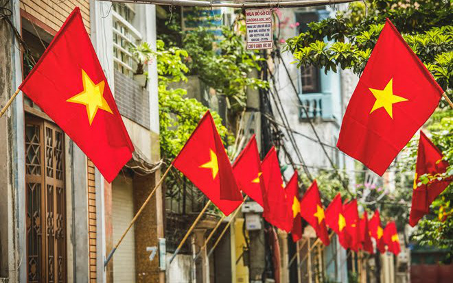 Hà Nội: Chung cư, các con ngõ treo cờ Tổ quốc chào mừng 