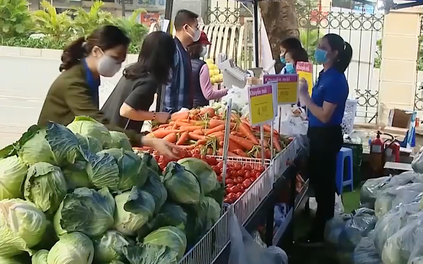 Bắc Giang kêu gọi các ban ngành hỗ trợ vùng dịch tiêu thụ nông sản