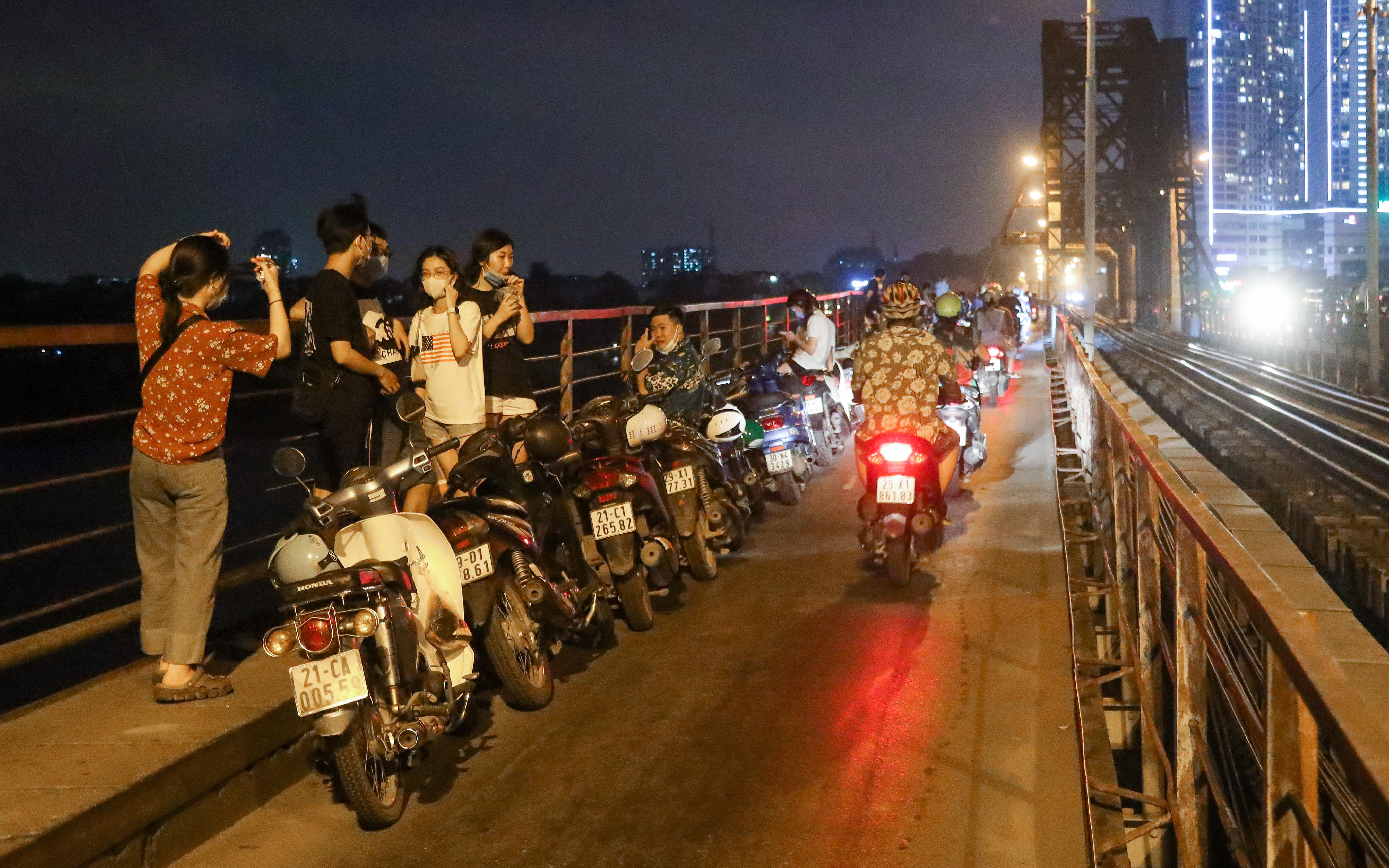 Hà Nội: Hàng trăm người lên cầu Long Biên tụ tập trong đêm bất chấp dịch Covid-19
