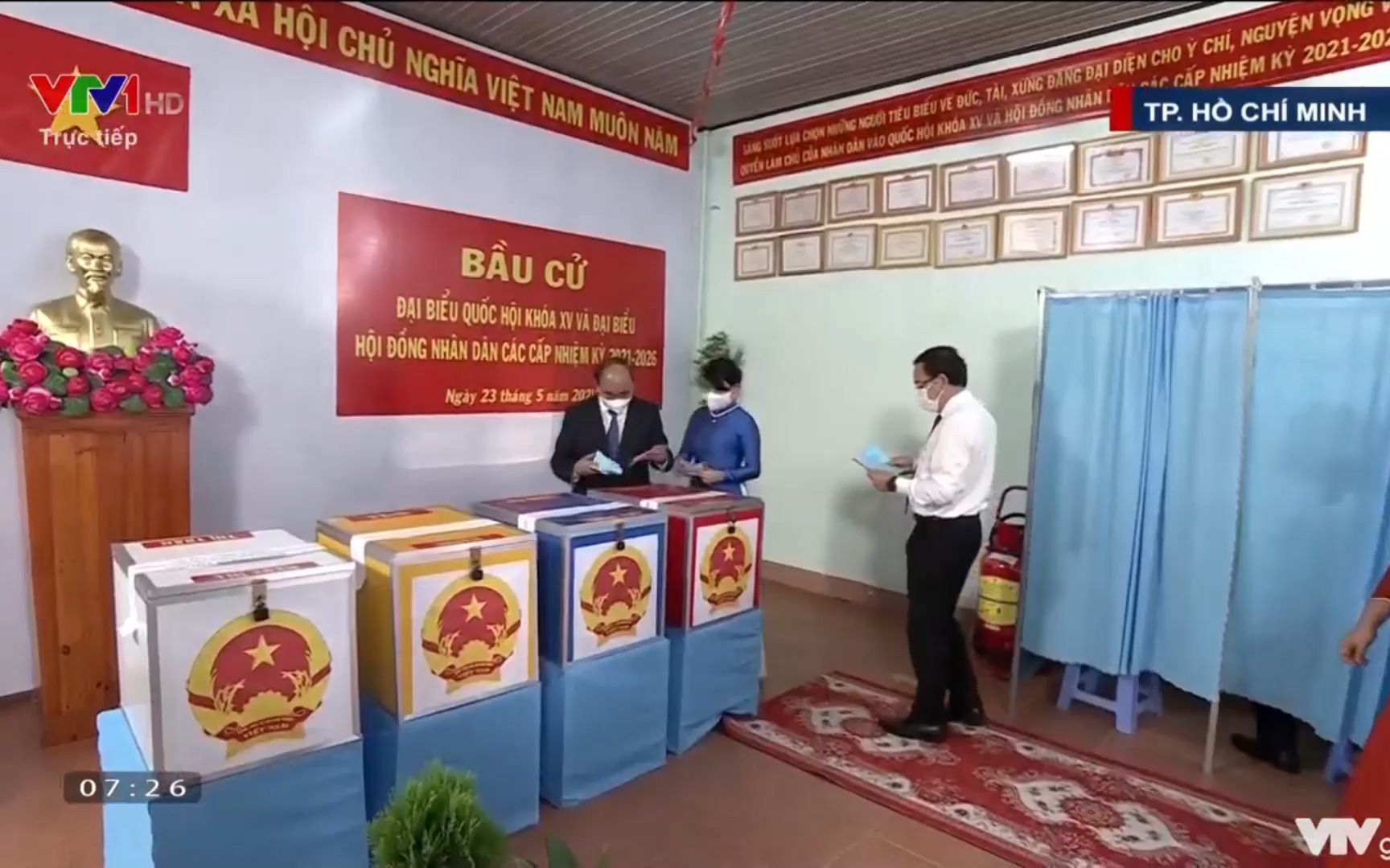Video: Chủ tịch nước Nguyễn Xuân Phúc bỏ phiếu bầu cử tại Củ Chi, TP.HCM