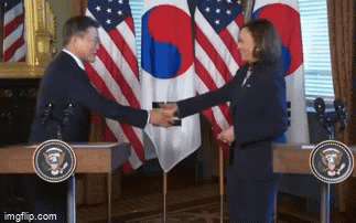 Dậy sóng video Phó Tổng thống Mỹ Harris chùi tay sau khi bắt tay Tổng thống Hàn Quốc