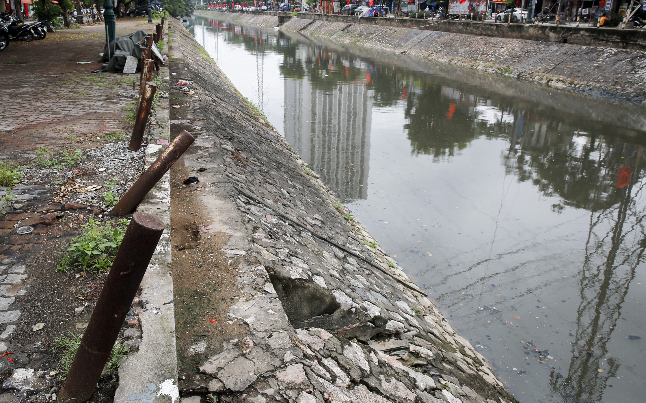 Hà Nội: Lan can bảo vệ hai bên bờ sông Kim Ngưu xuống cấp, hư hỏng nghiêm trọng