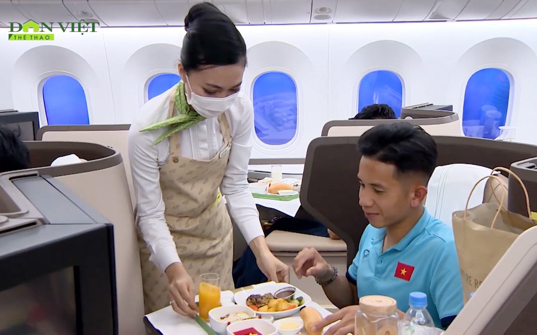 Xuân Trường, Hồng Duy và các đồng đội ăn cơm thịt kho trên máy bay sang Dubai