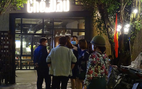 TP.HCM: Quán cafe vẫn mở cửa đón khách bất chấp lệnh cấm bị xử phạt hàng chục triệu đồng