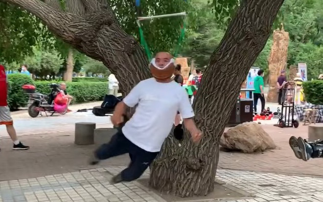 Lạ lùng người cao tuổi Trung Quốc tập thể dục bằng cách 'treo cổ'