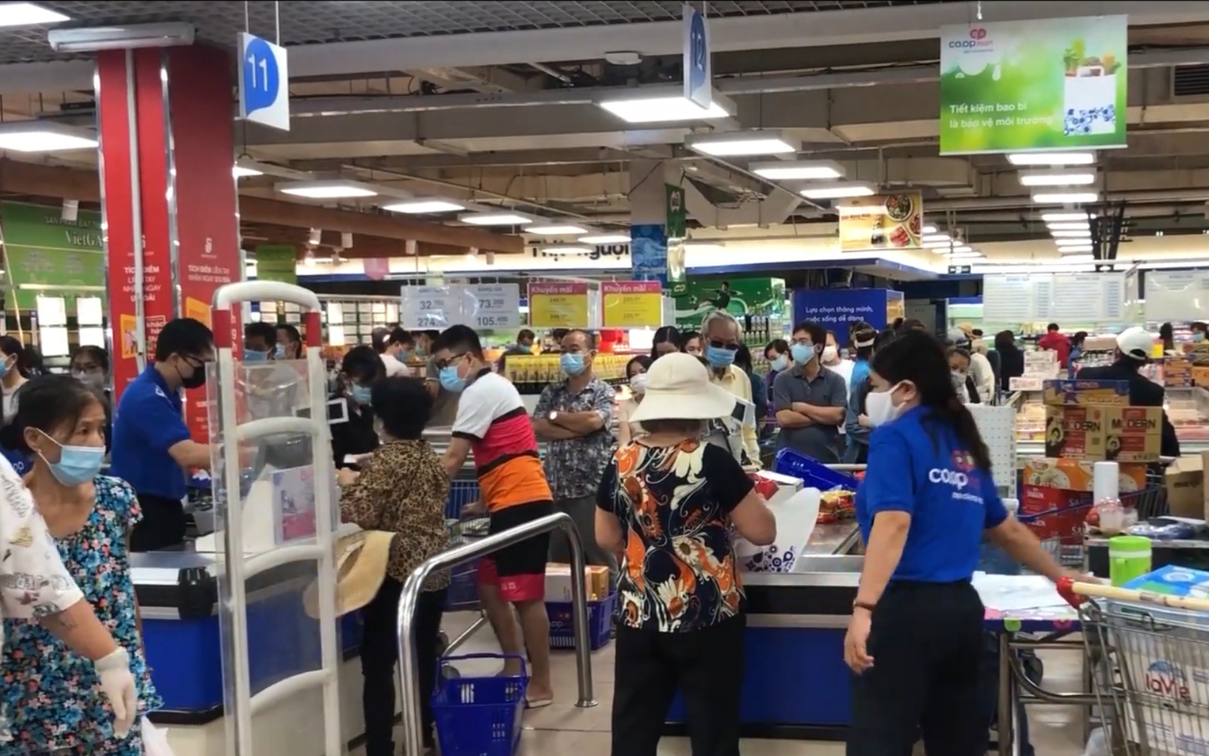 TP. HCM: Chợ, siêu thị vẫn bán hàng hóa những ngày giãn cách, người dân không cần tích trữ