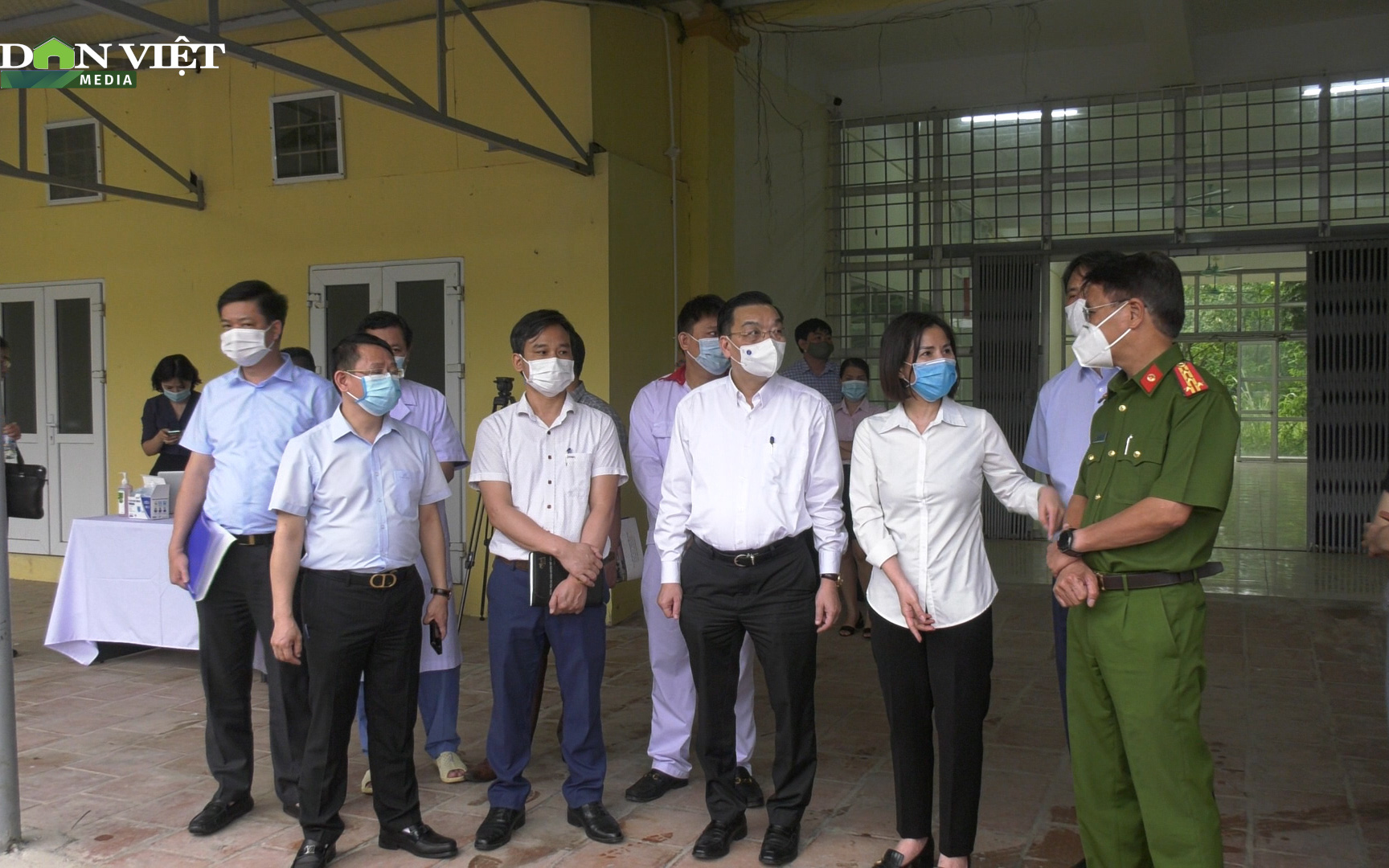 Chủ tịch UBND TP Hà Nội Chu Ngọc Anh đi kiểm tra bệnh viện dã chiến 300 giường F1 ở Mê Linh