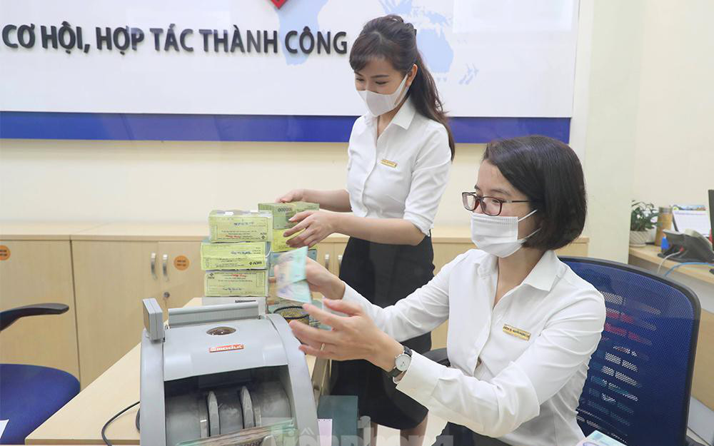 Tiền thu về tại ngân hàng ở Hà Nội phải qua khử khuẩn để phòng chống Covid-19