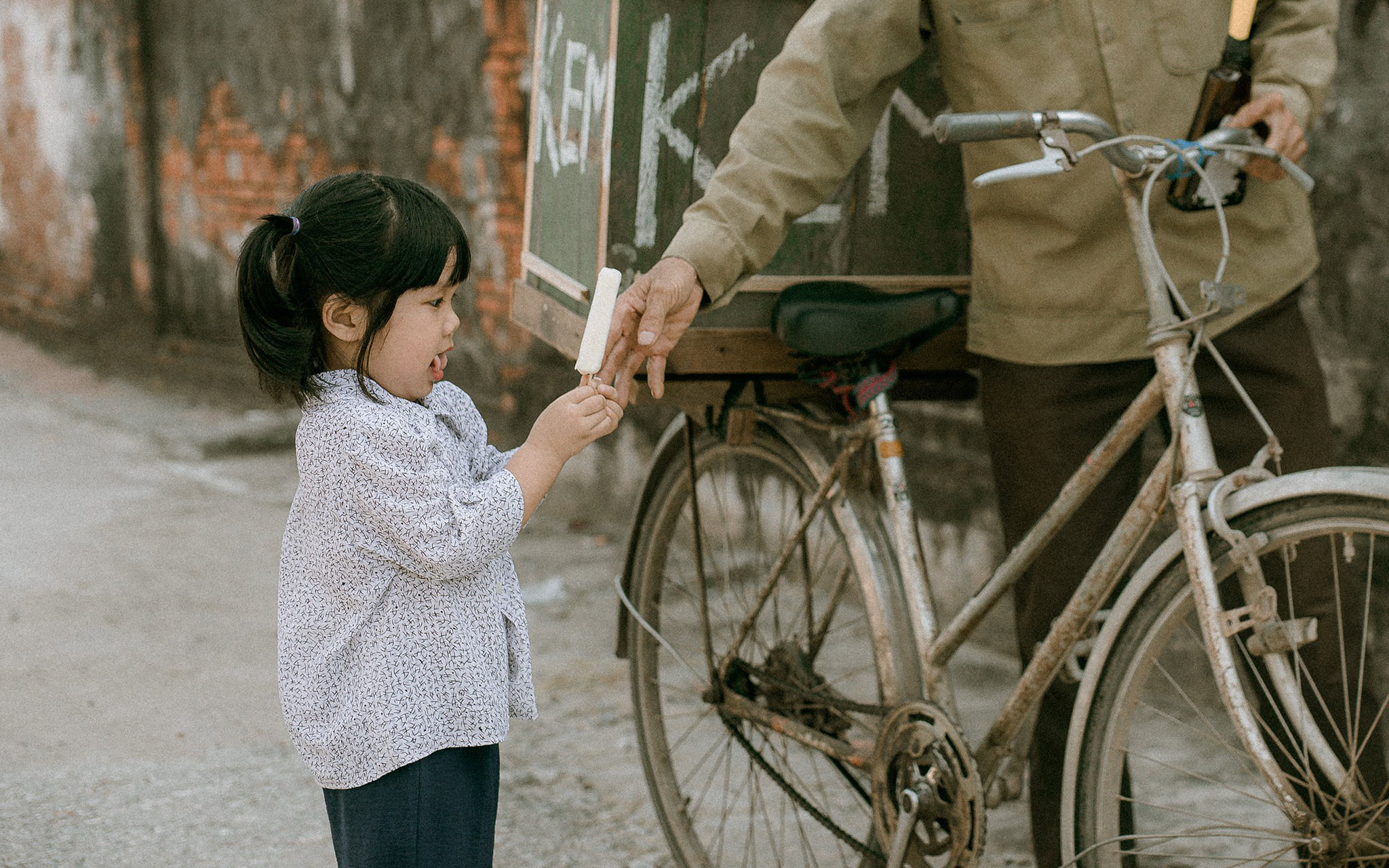 Bộ ảnh 'Em bé Thái Bình' gợi nhớ bầu trời tuổi thơ gây sốt cộng đồng mạng
