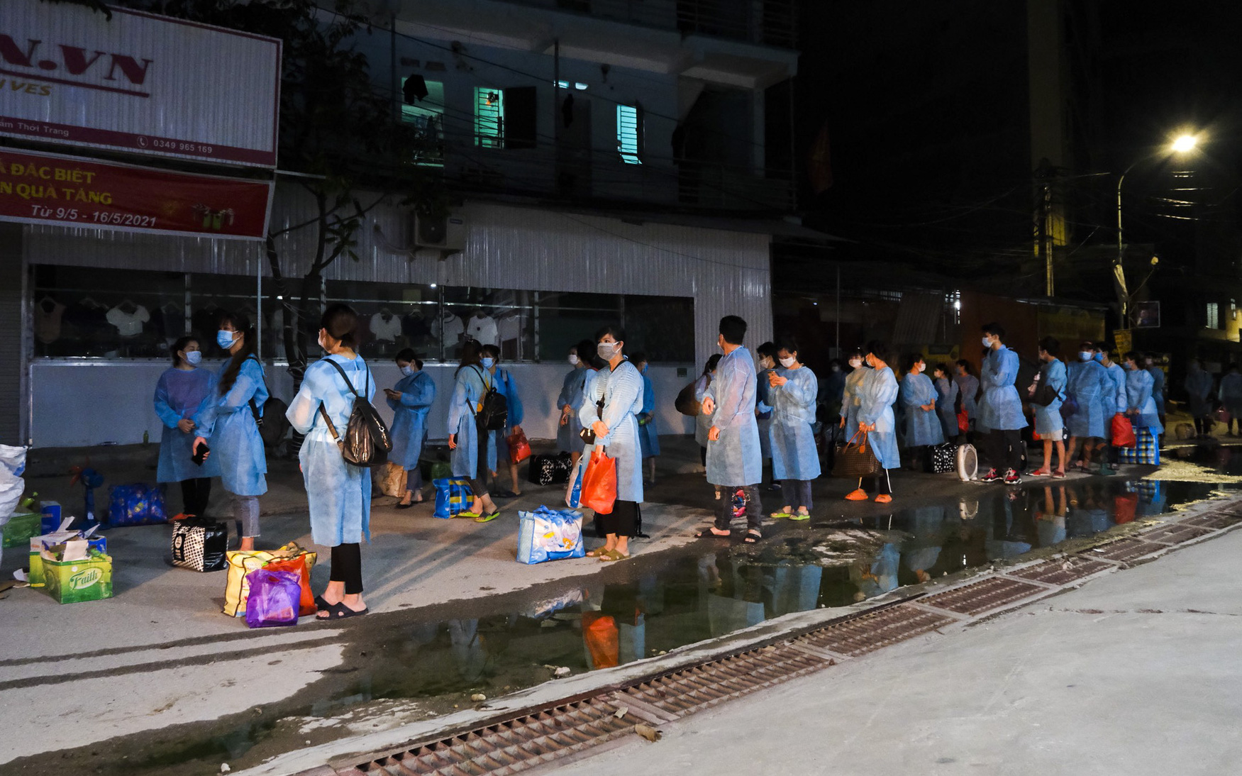 Bắc Giang tiếp tục chuyển hàng trăm công nhân ra khỏi ổ dịch thôn Núi Hiểu trong đêm