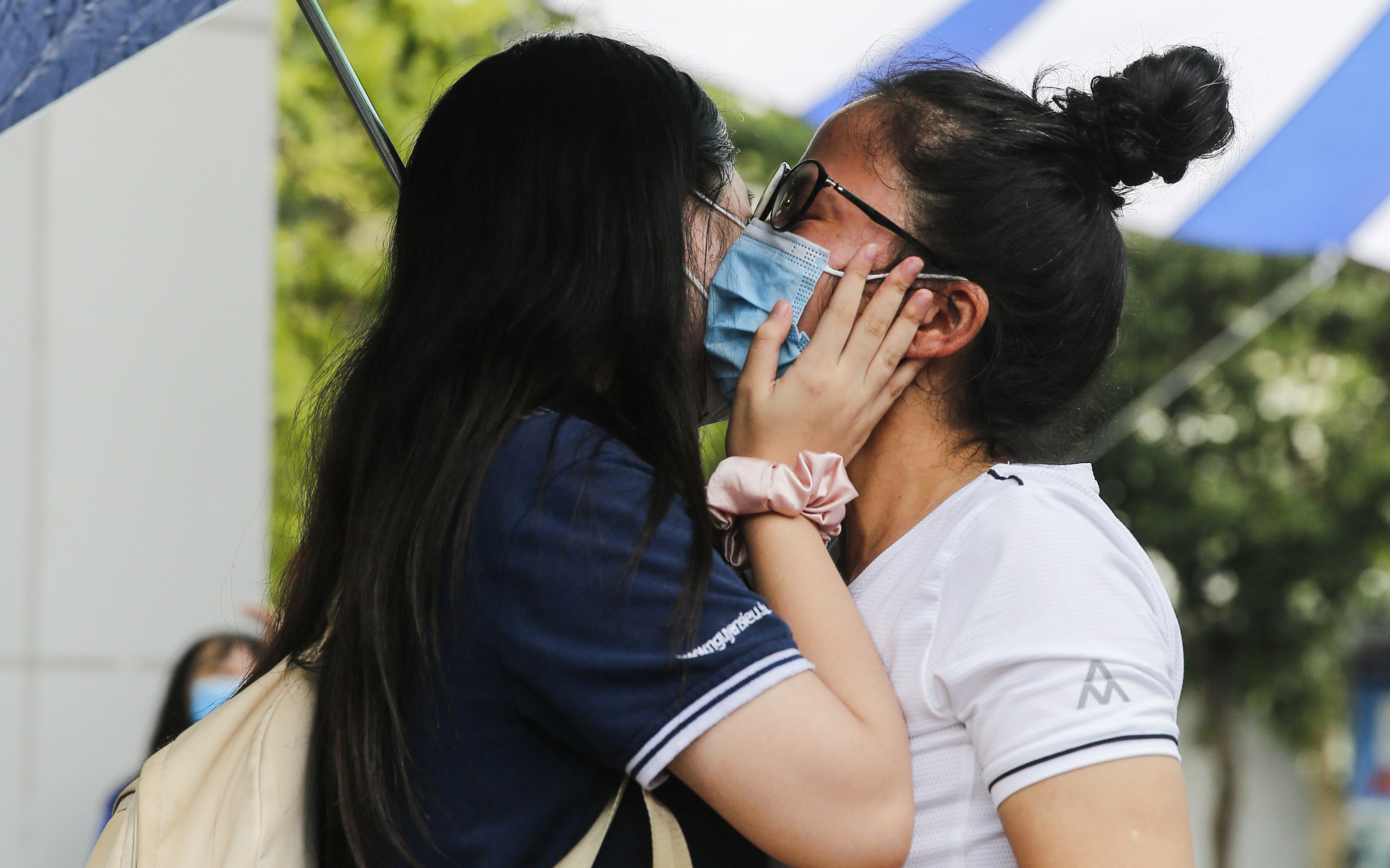 Hà Nội: Trao nhau nụ hôn dưới cơn mưa sau khi kết thúc ngày thi đầu tiên vào lớp 10