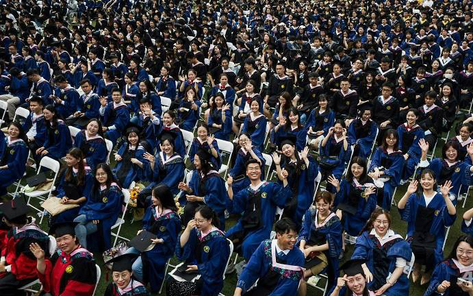 Hình ảnh Lễ tốt nghiệp không khẩu trang của 11.000 sinh viên tại Vũ Hán